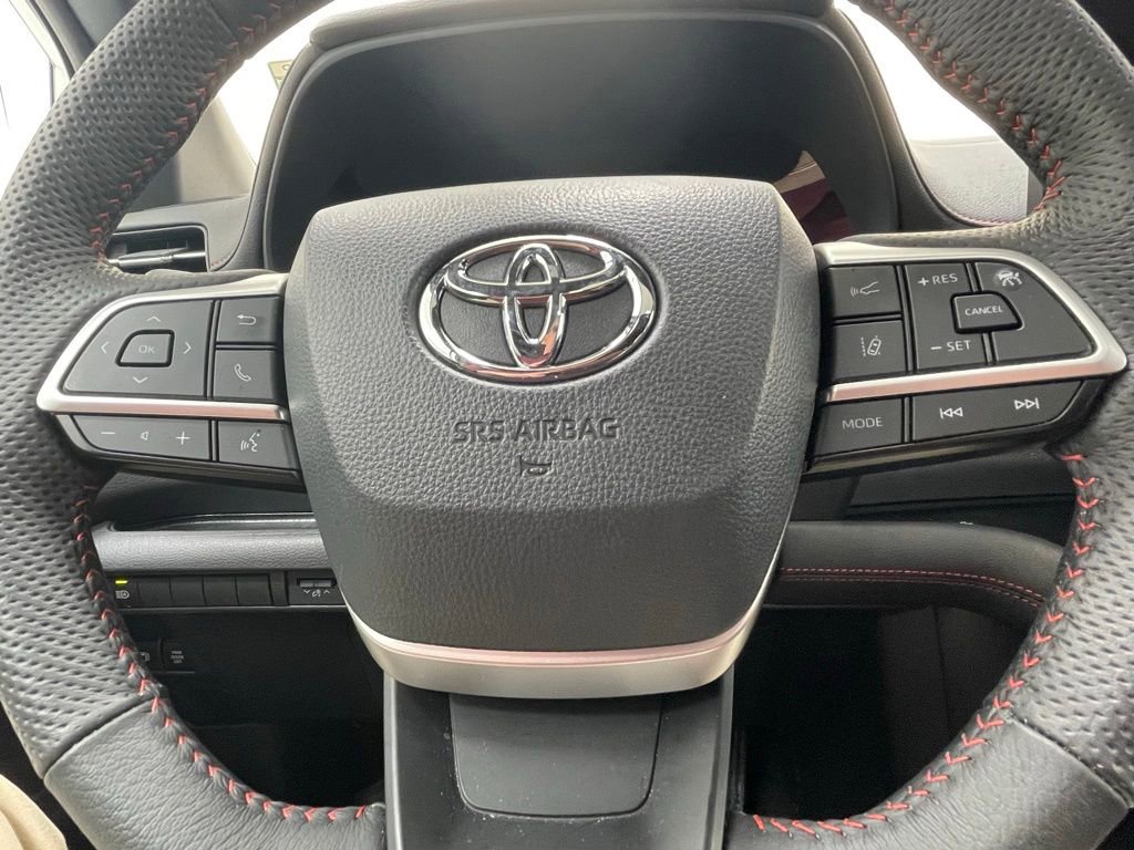 Used 2025 Toyota Sienna XSE image 33