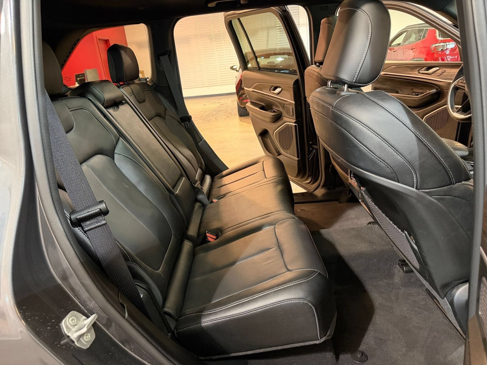 Used 2026 Jeep Grand Cherokee Limited AWD/4WD image 39