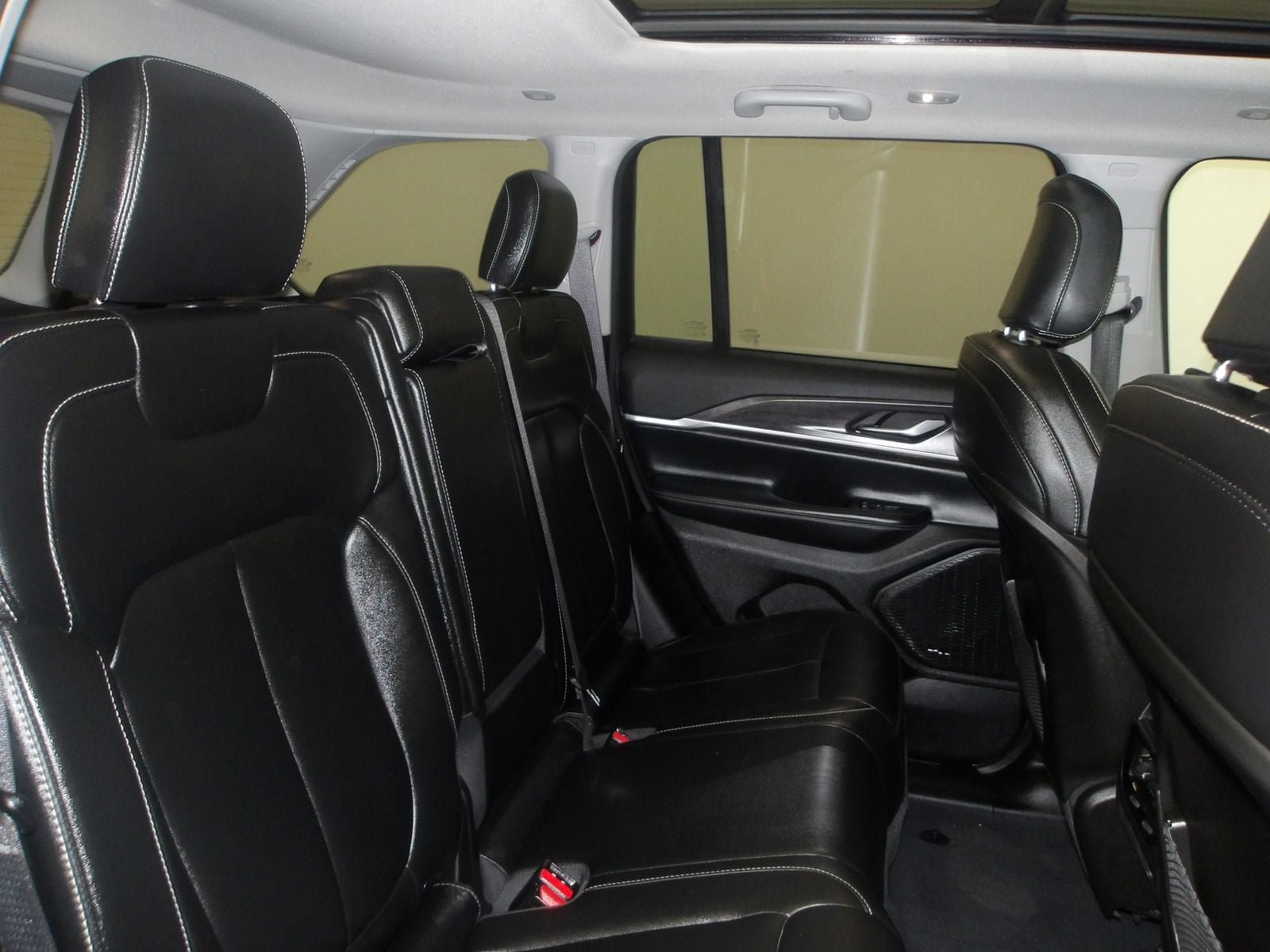 Used 2023 Jeep Grand Cherokee Limited AWD/4WD image 18