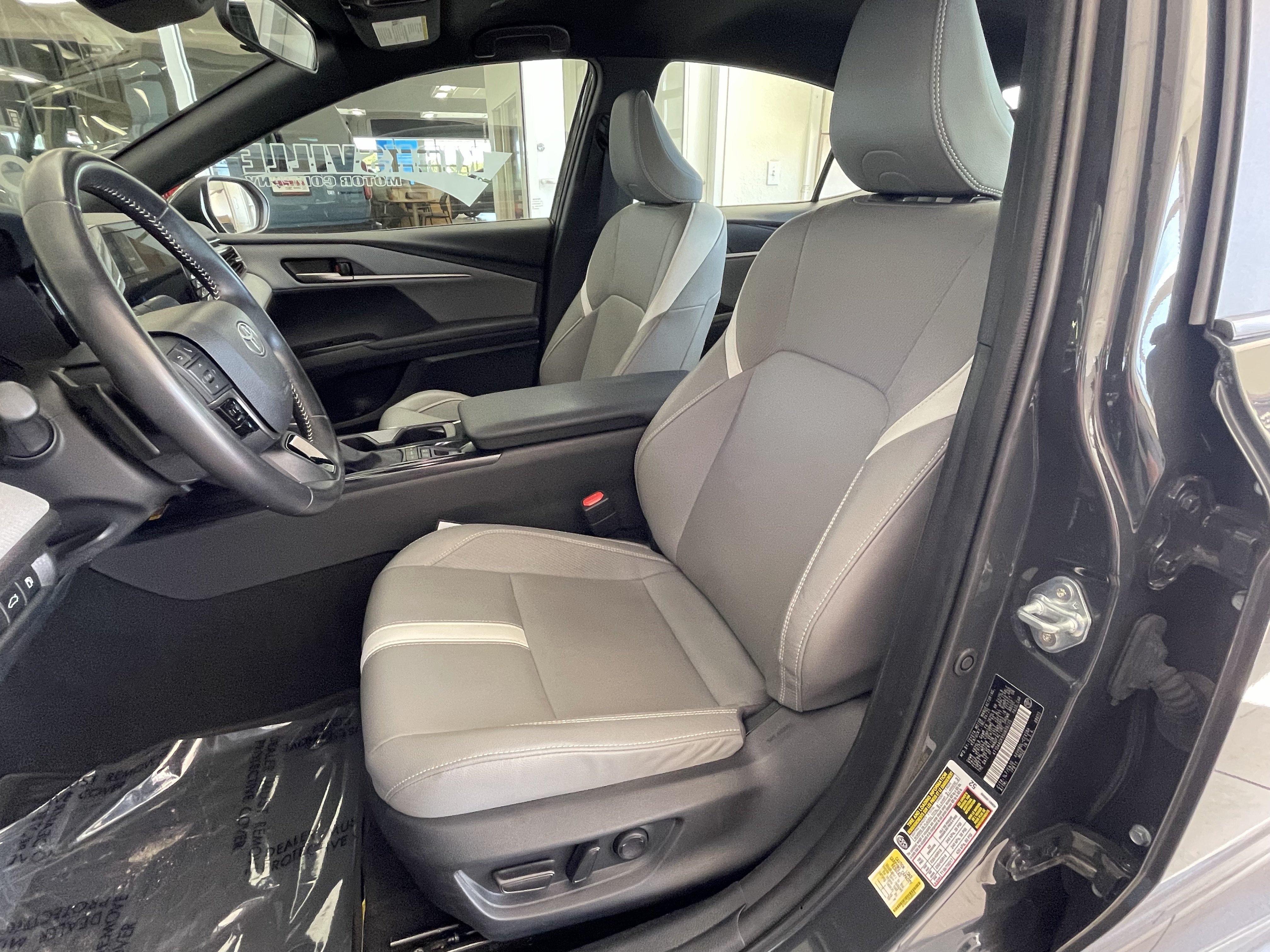 Used 2025 Toyota Camry SE FWD image 11