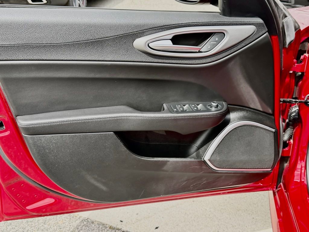 Used 2023 Alfa Romeo Giulia Veloce RWD image 16