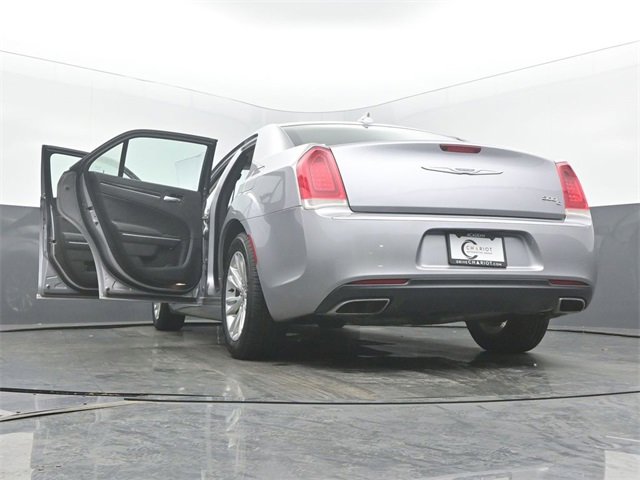 Used 2017 Chrysler 300 C image 60