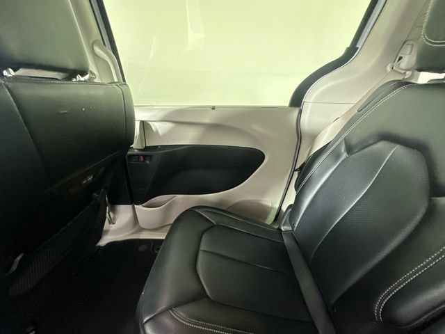 Used 2024 Chrysler Pacifica Touring-L FWD image 17
