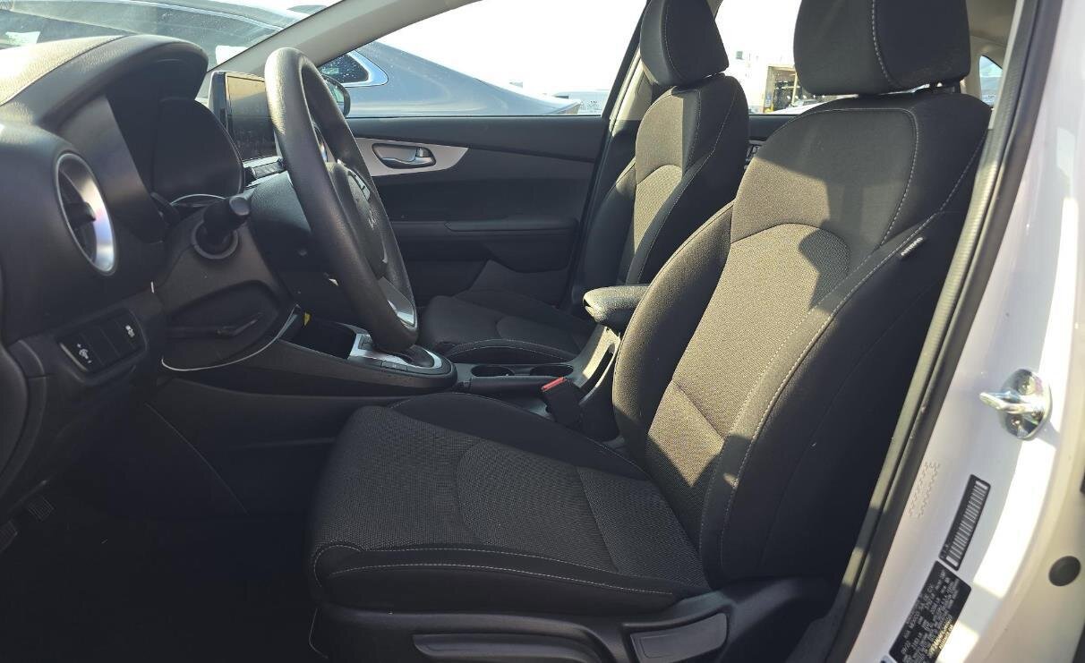 Used 2023 Kia Forte LXS image 3