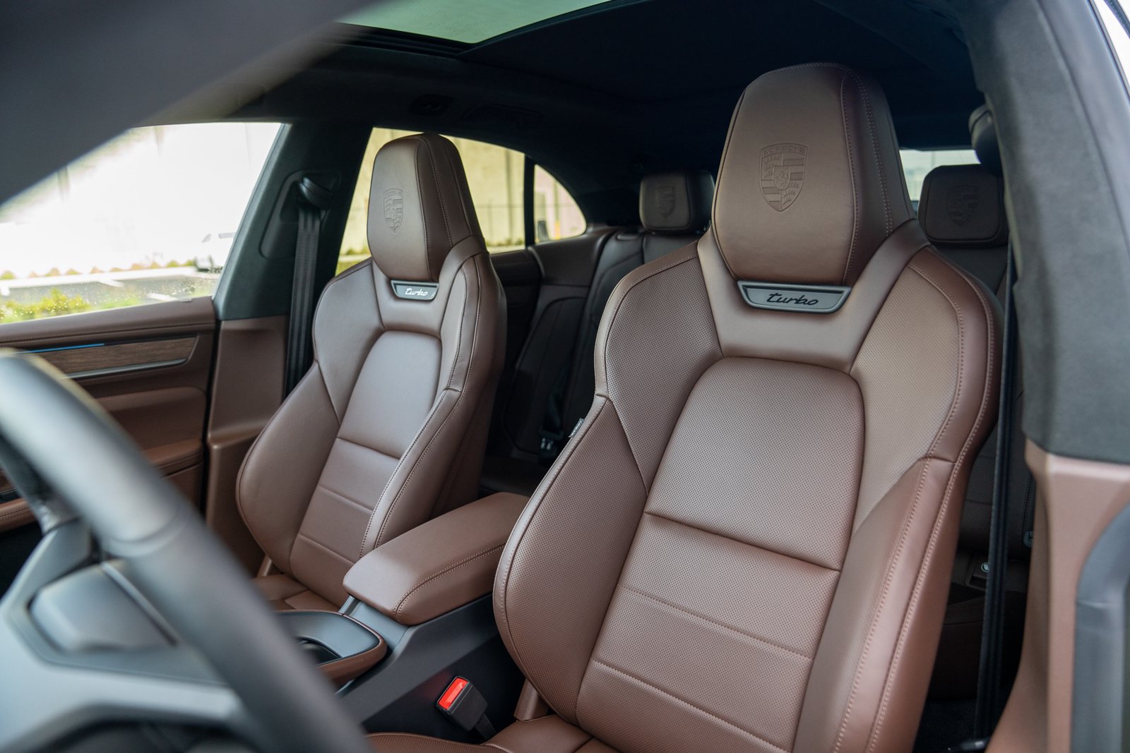 Certified 2025 Porsche Macan Turbo Electric AWD/4WD image 5