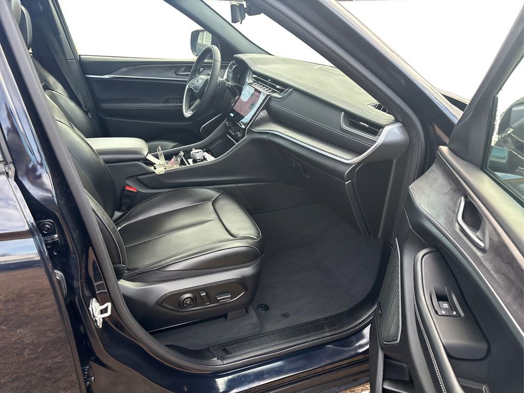 Used 2024 Jeep Grand Cherokee Limited w/ Luxury Tech Group II image 19