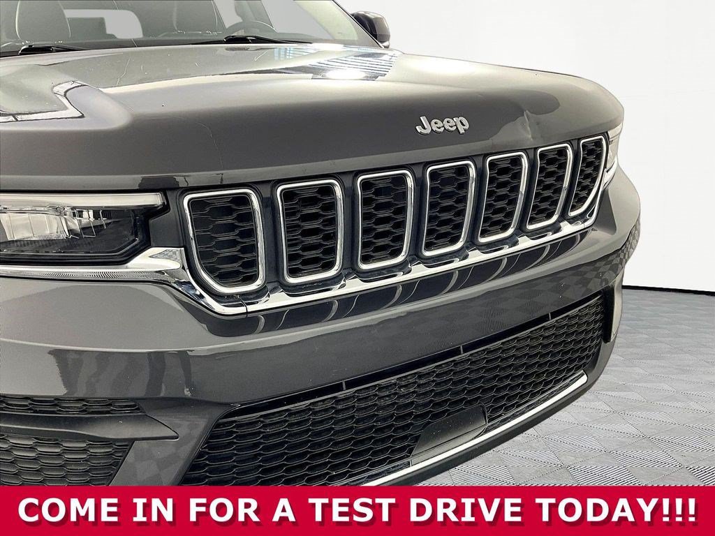 Used 2023 Jeep Grand Cherokee Laredo AWD/4WD image 31