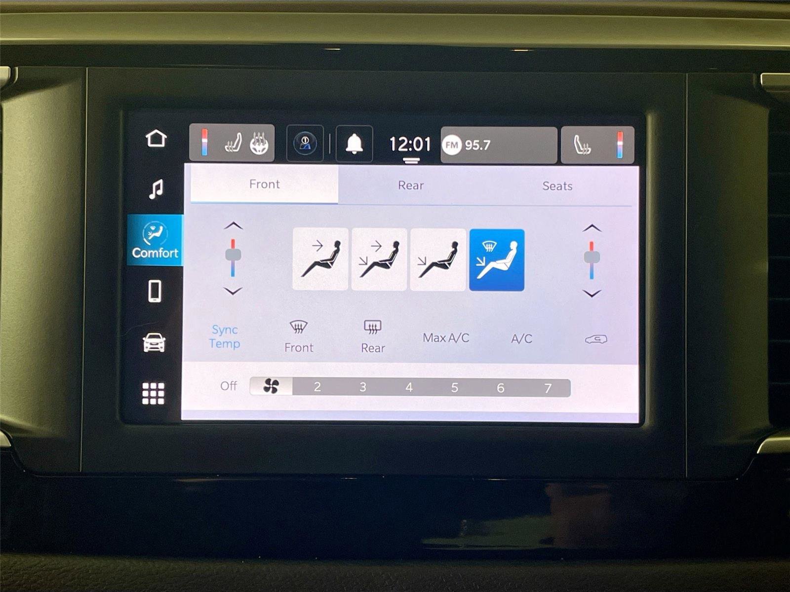 Used 2022 Chrysler Voyager LX image 9