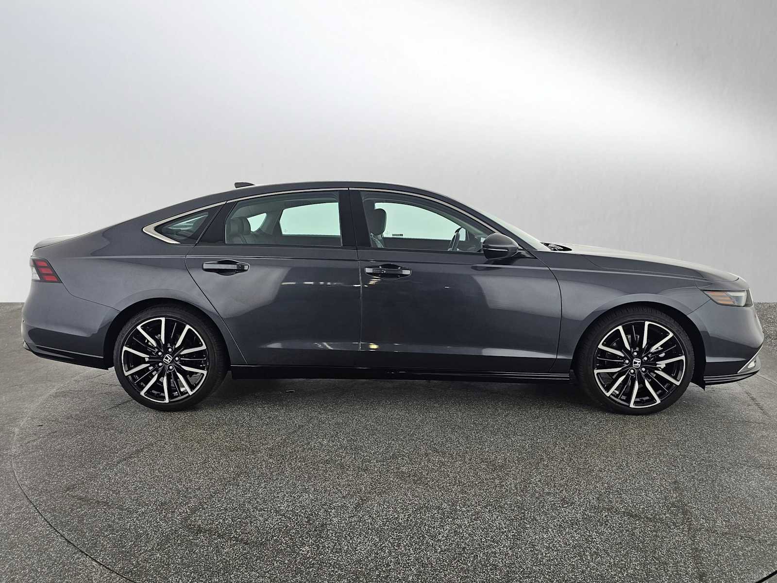 Used 2023 Honda Accord Touring image 2
