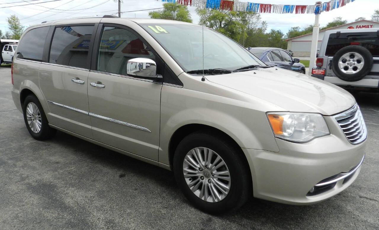 Used 2014 Chrysler Town & Country Limited w/ Luxury Group image 5