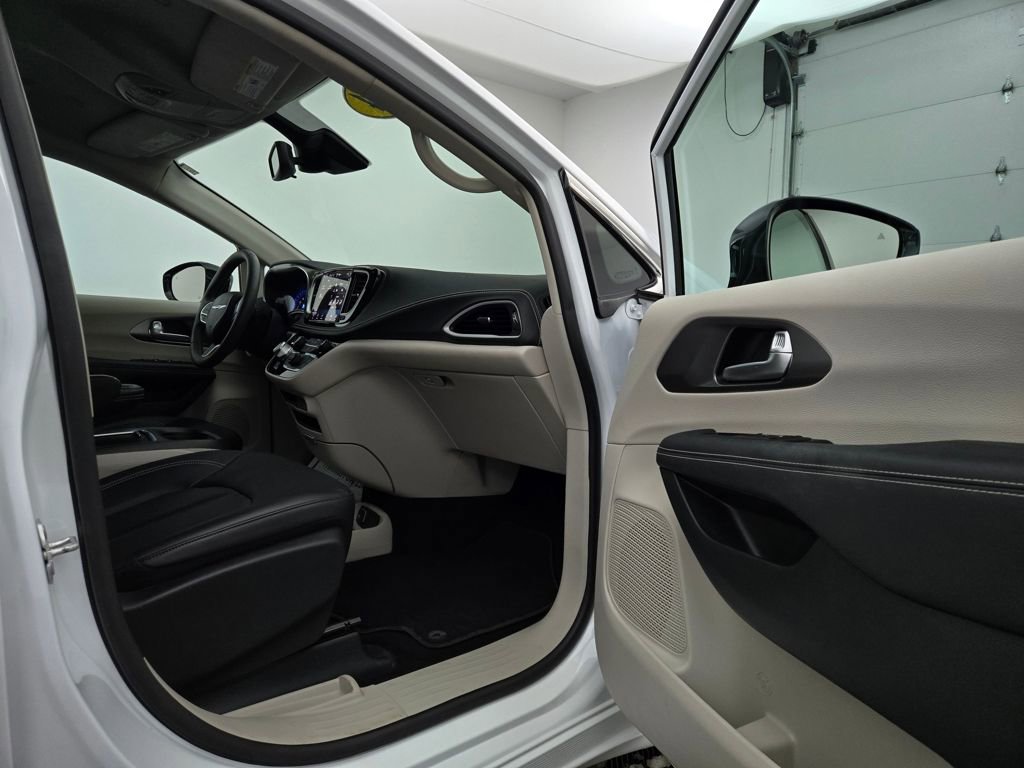 Used 2024 Chrysler Pacifica Touring-L image 28