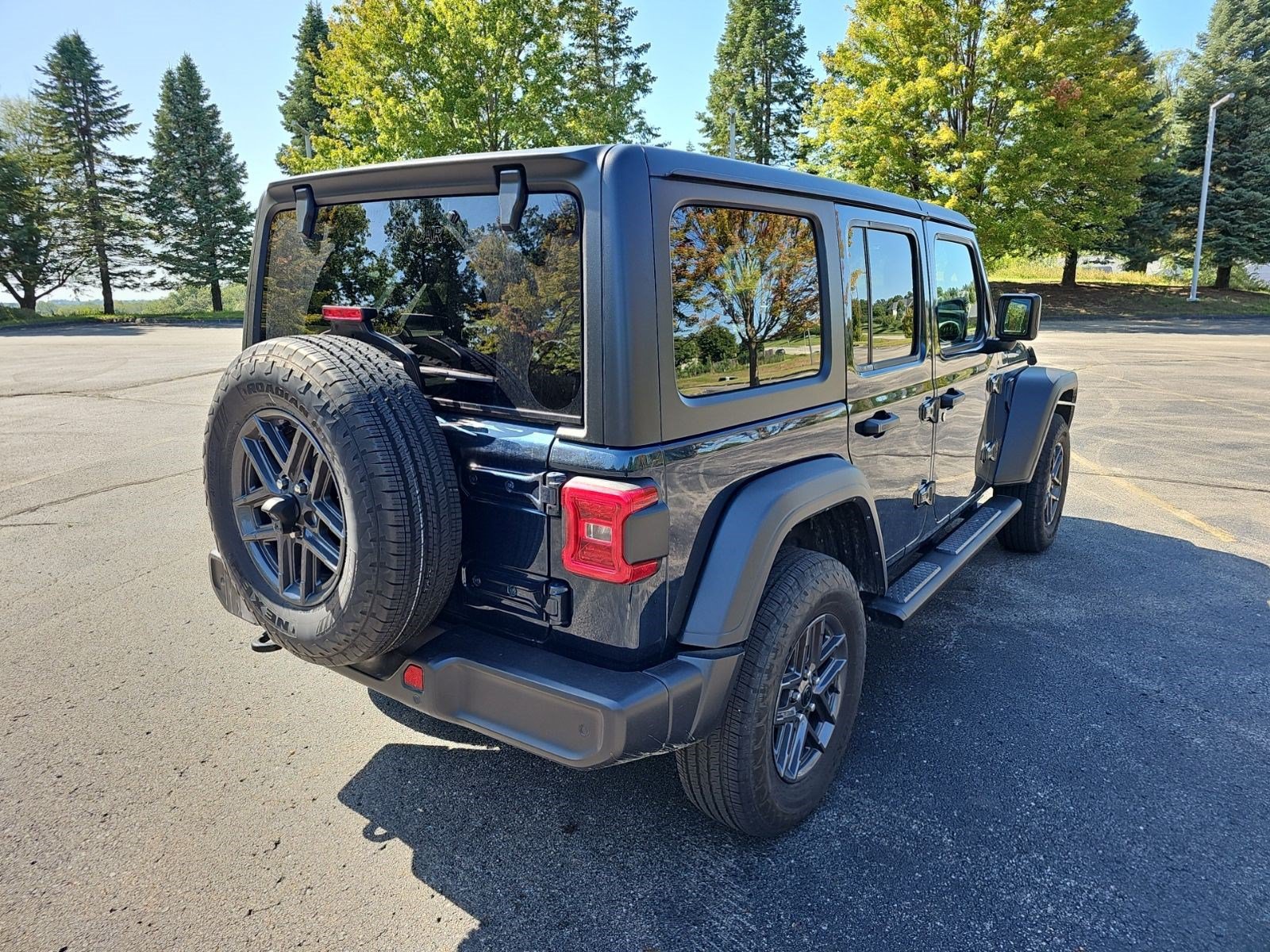 Used 2025 Jeep Wrangler Unlimited Sport AWD/4WD image 6