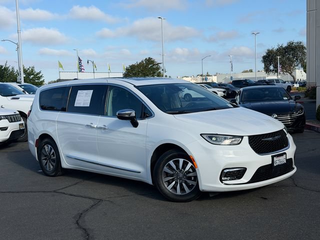 Used 2023 Chrysler Pacifica Limited w/ Uconnect Theater Family Group FWD image 15