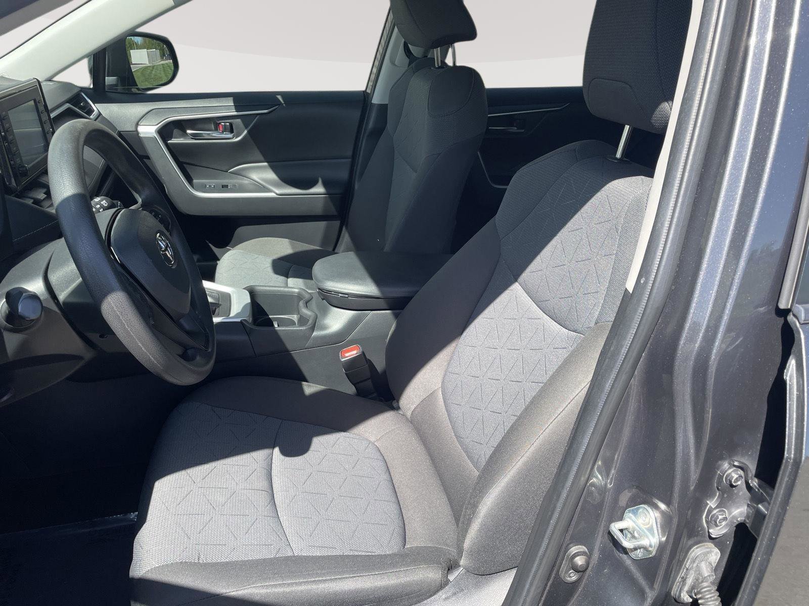 Used 2022 Toyota RAV4 XLE AWD/4WD image 10