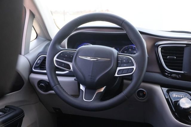 Used 2023 Chrysler Voyager LX image 23