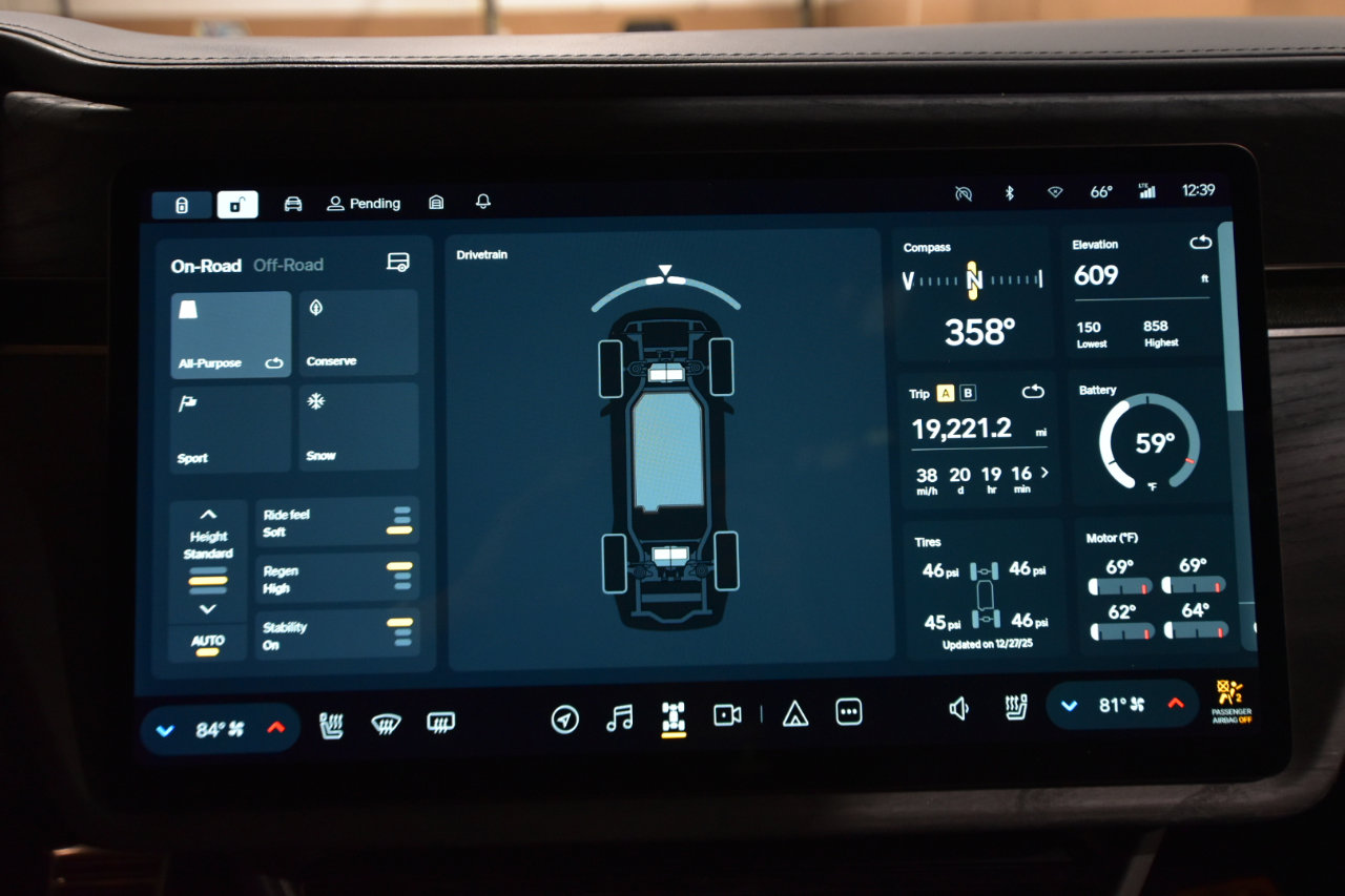 Used 2022 Rivian R1T Adventure image 30