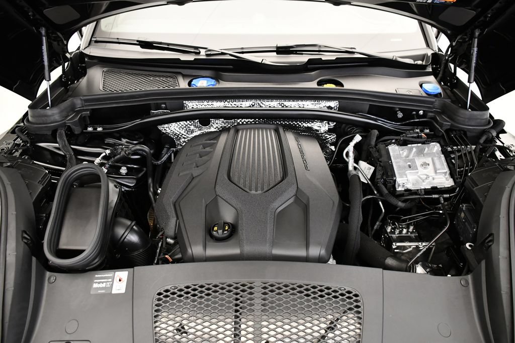 Certified 2026 Porsche Macan AWD/4WD image 11