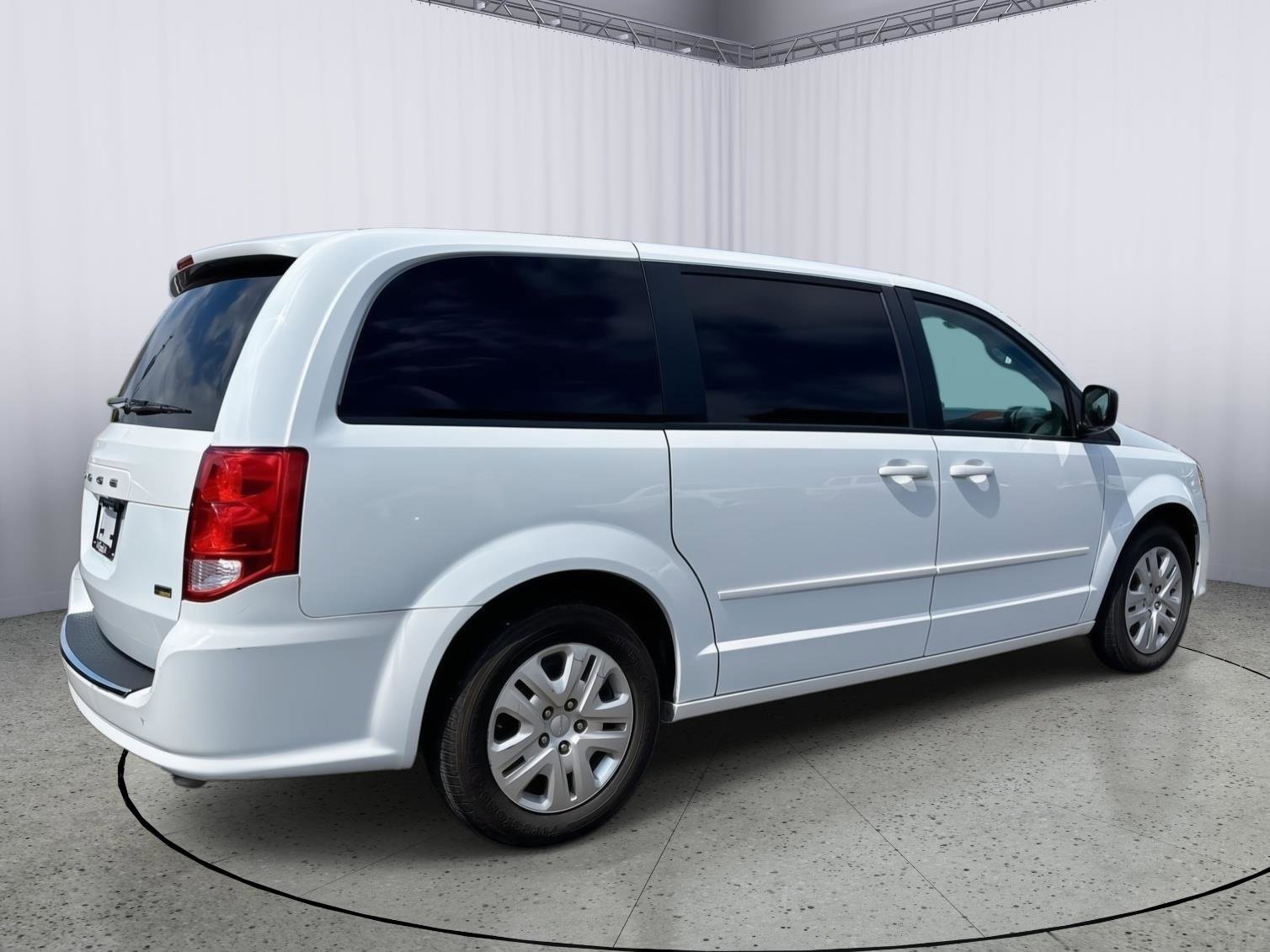 Used 2017 Dodge Grand Caravan SE image 6