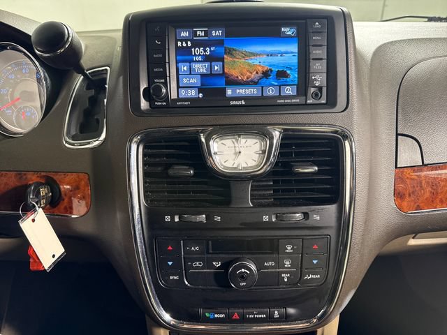 Used 2014 Chrysler Town & Country Touring FWD image 28