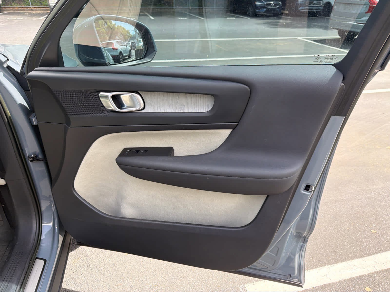 Certified 2023 Volvo XC40 B5 Plus w/ Protection Package Premier image 21