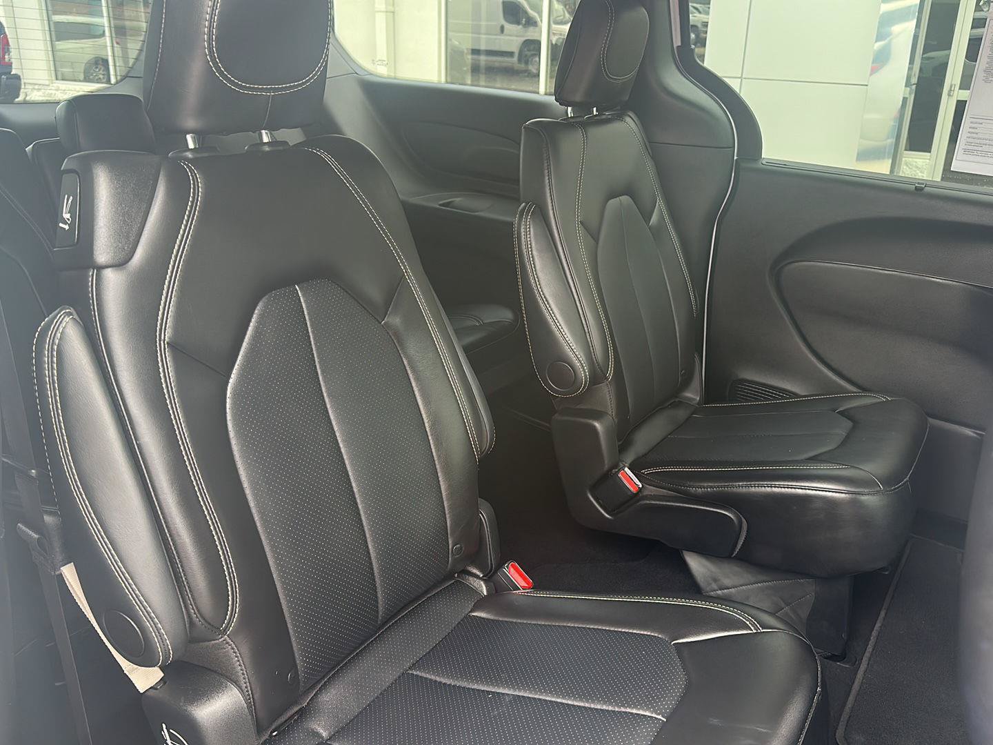 Used 2025 Chrysler Pacifica Select FWD image 11