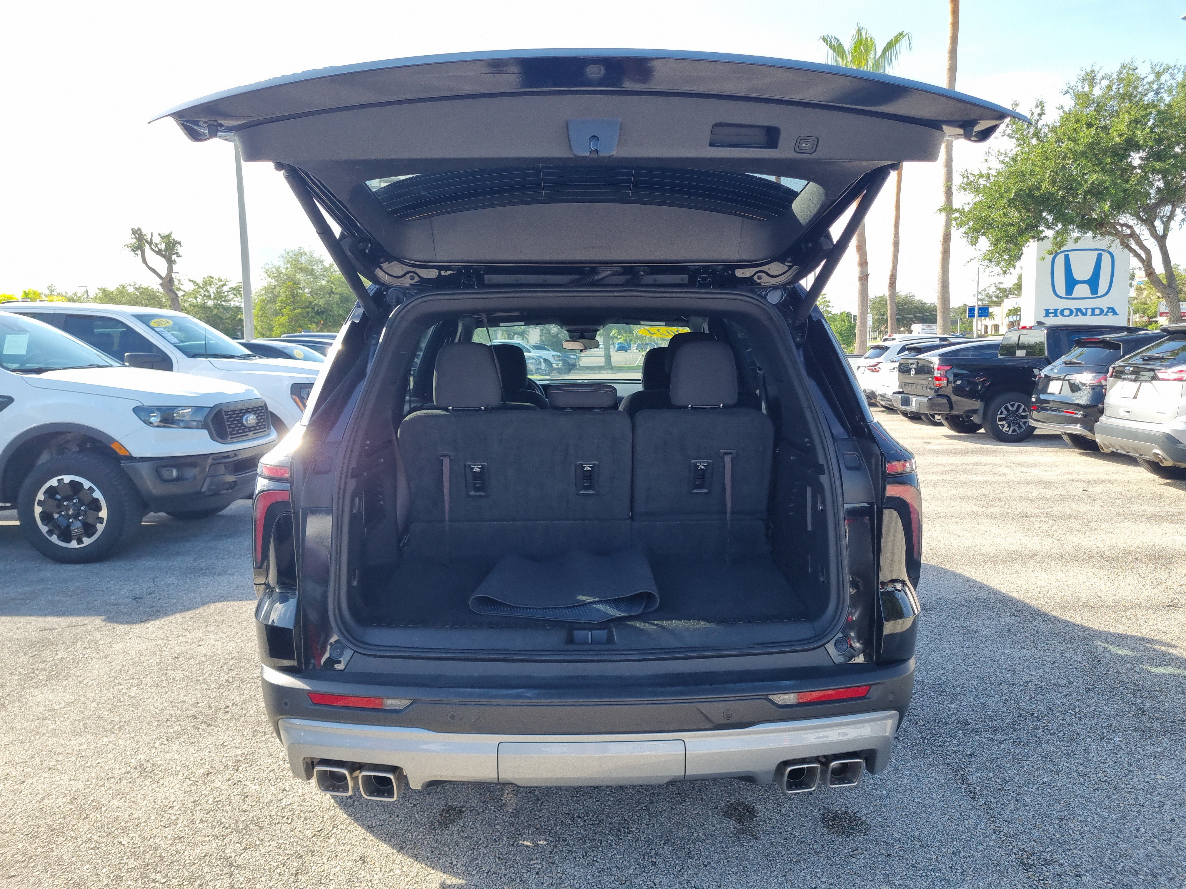 Used 2024 Chevrolet Traverse LT FWD image 12