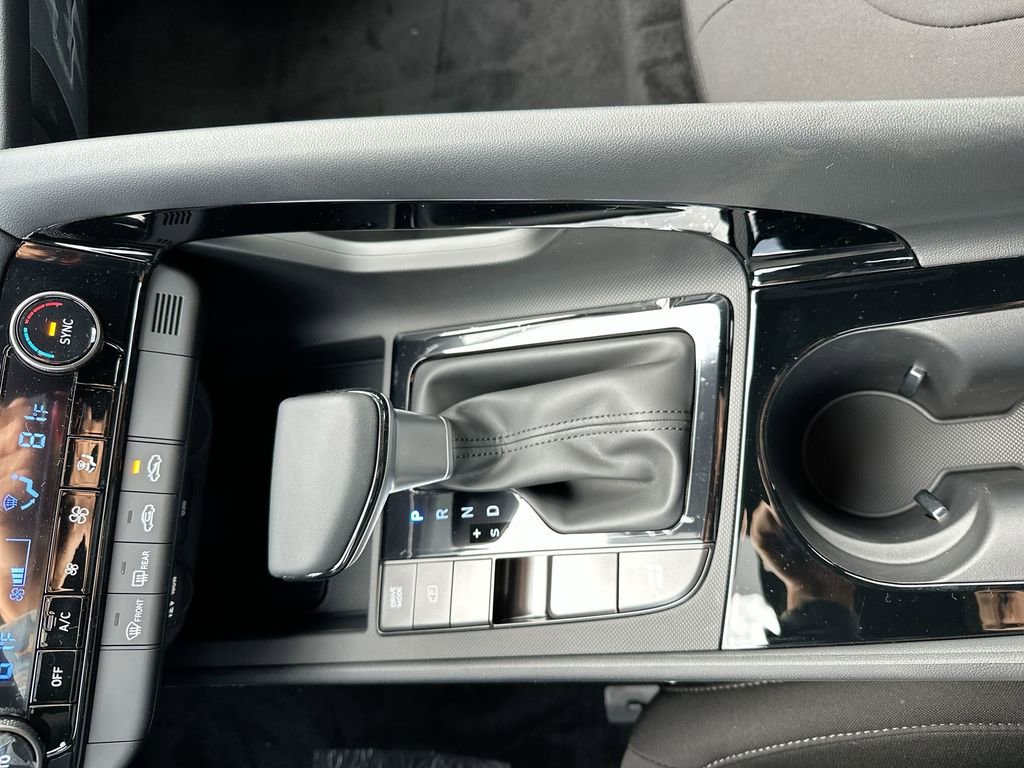 Used 2025 Hyundai Elantra SEL image 40