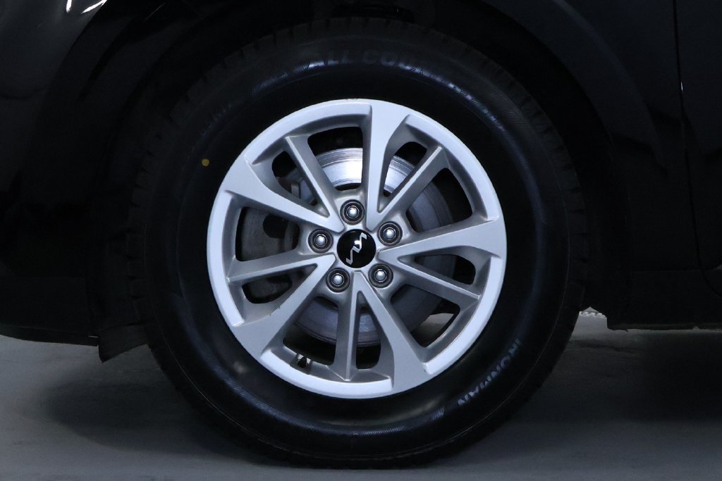 Used 2024 Kia Carnival LX FWD image 32