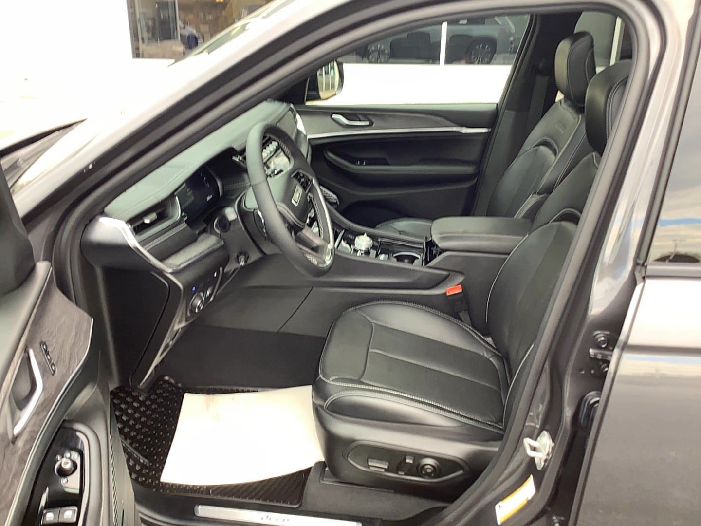 Used 2024 Jeep Grand Cherokee Overland AWD/4WD image 11