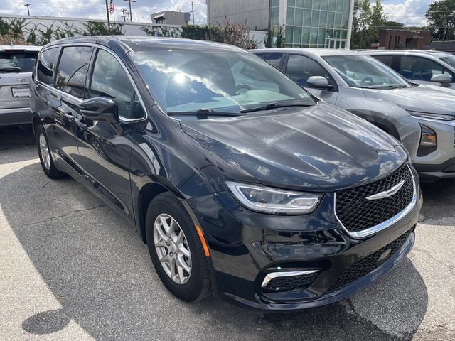 Used 2025 Chrysler Pacifica Select FWD image 12