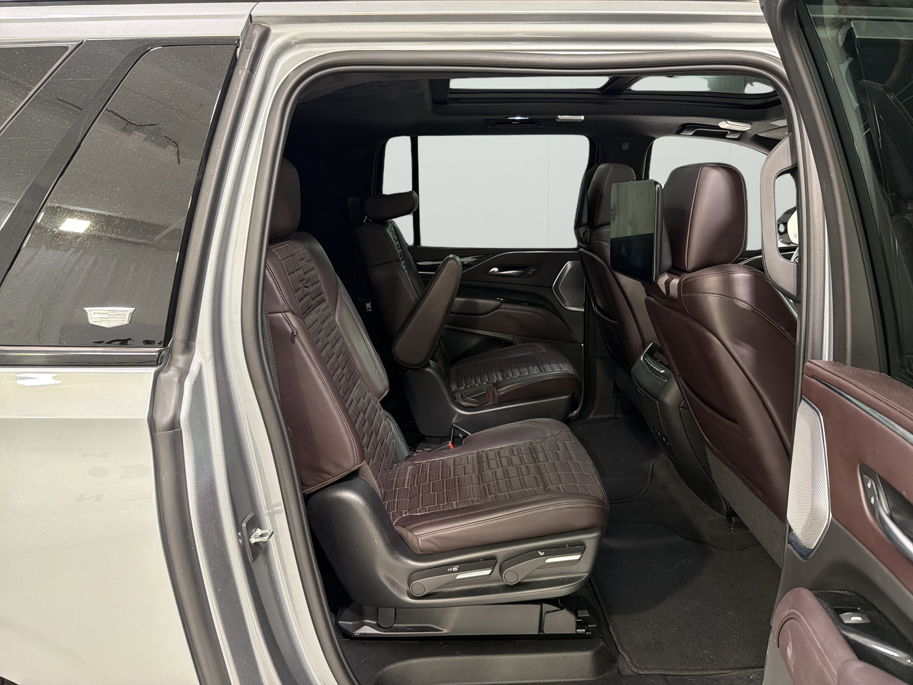Used 2023 Cadillac Escalade ESV V AWD/4WD image 13