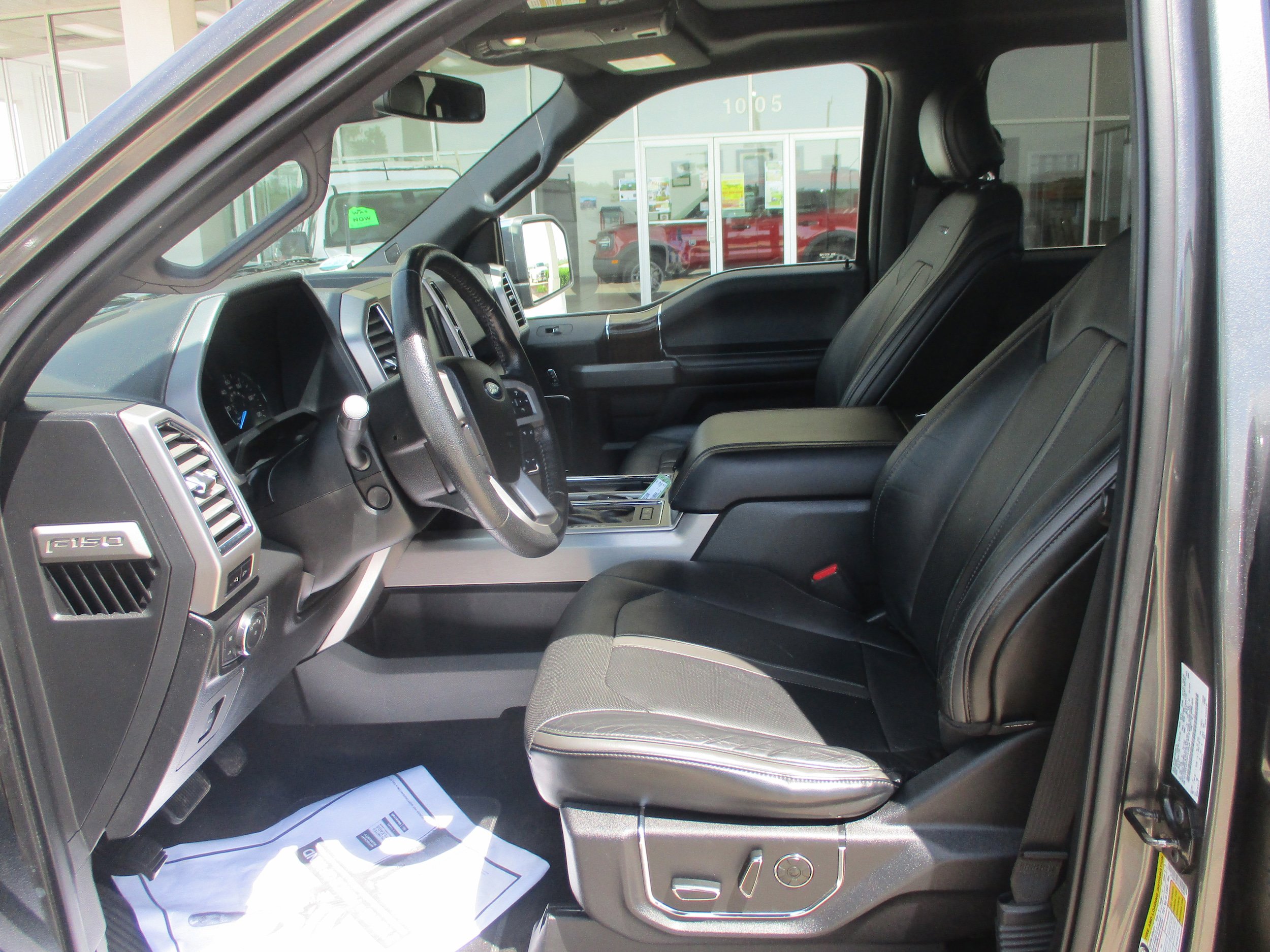 Used 2015 Ford F150 Platinum w/ Equipment Group 701A Luxury AWD/4WD image 4