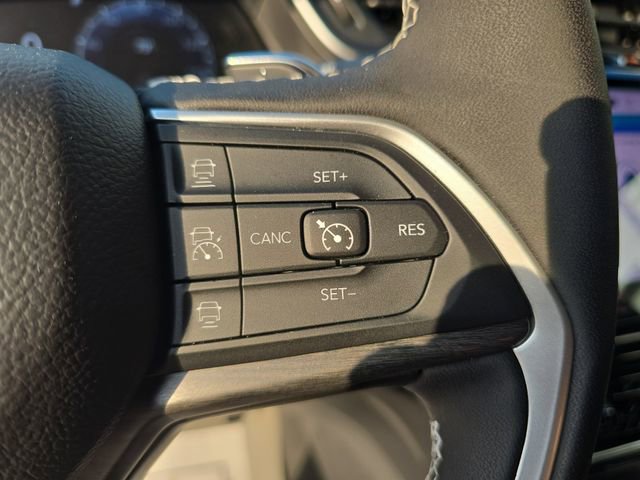 Used 2025 Jeep Grand Cherokee L Limited w/ Black Appearance Package image 17