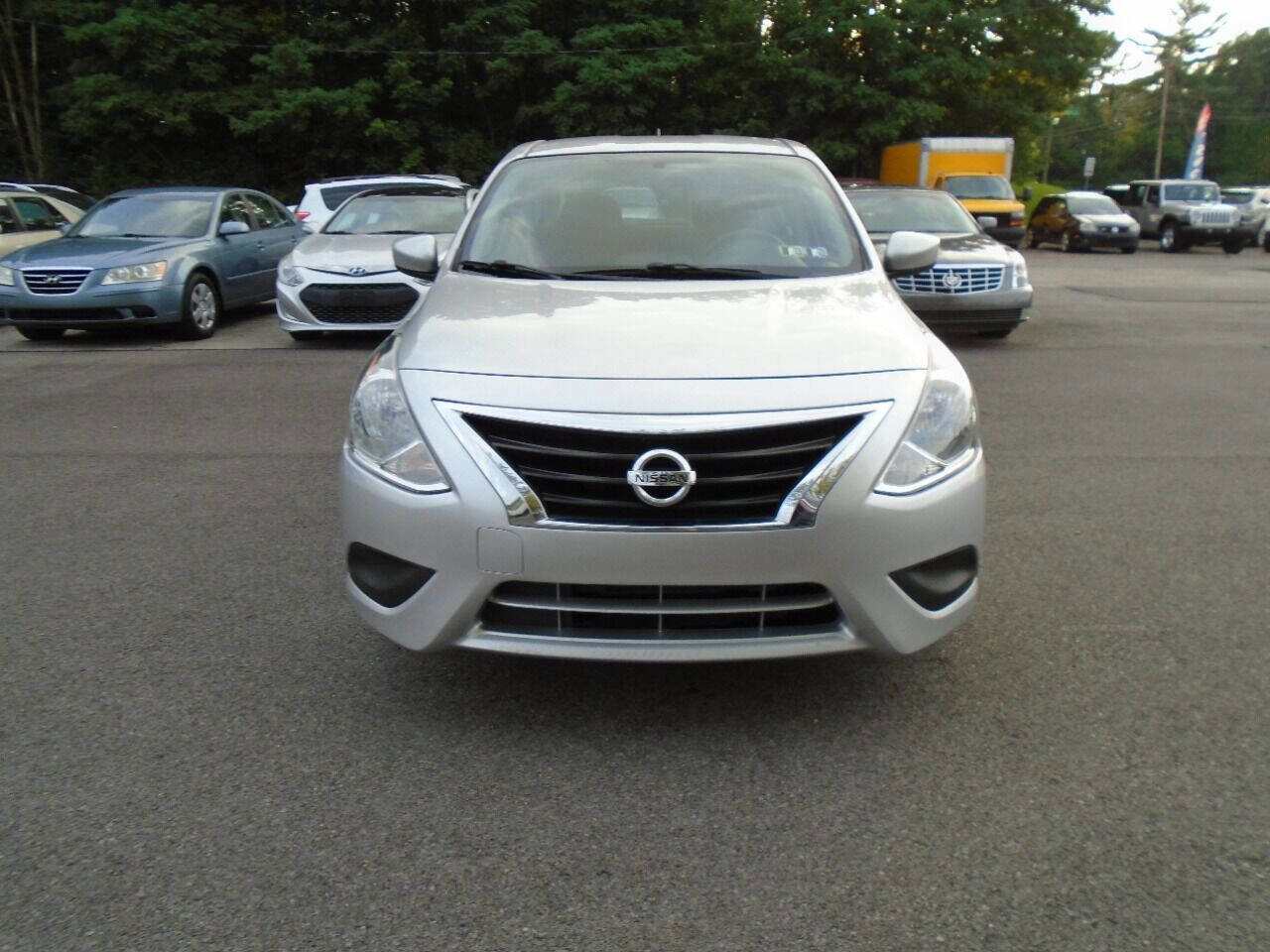 Used 2019 Nissan Versa SV image 3