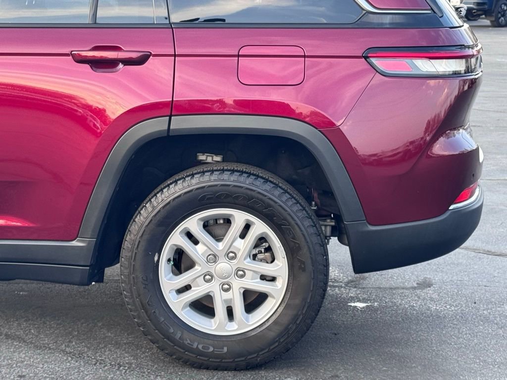 Used 2023 Jeep Grand Cherokee Laredo image 36