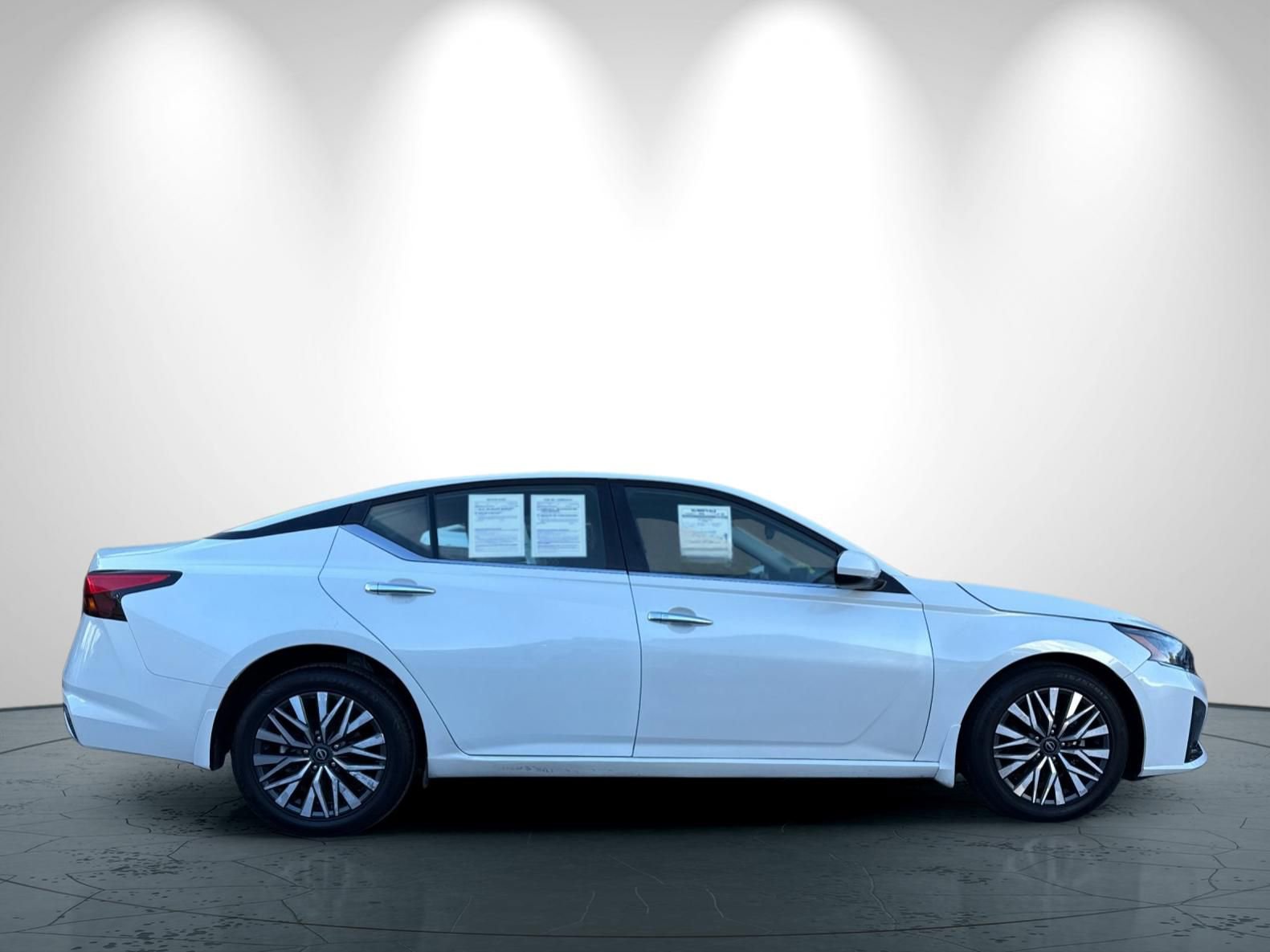 Used 2023 Nissan Altima 2.5 SV w/ SV Premium Package FWD image 3