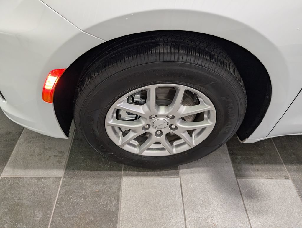 Used 2027 Chrysler Pacifica Select FWD image 7