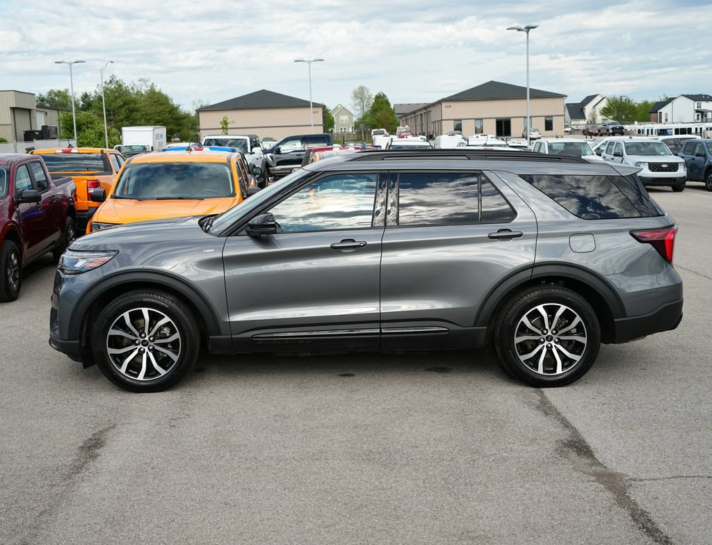 Used 2025 Ford Explorer ST-Line RWD image 9