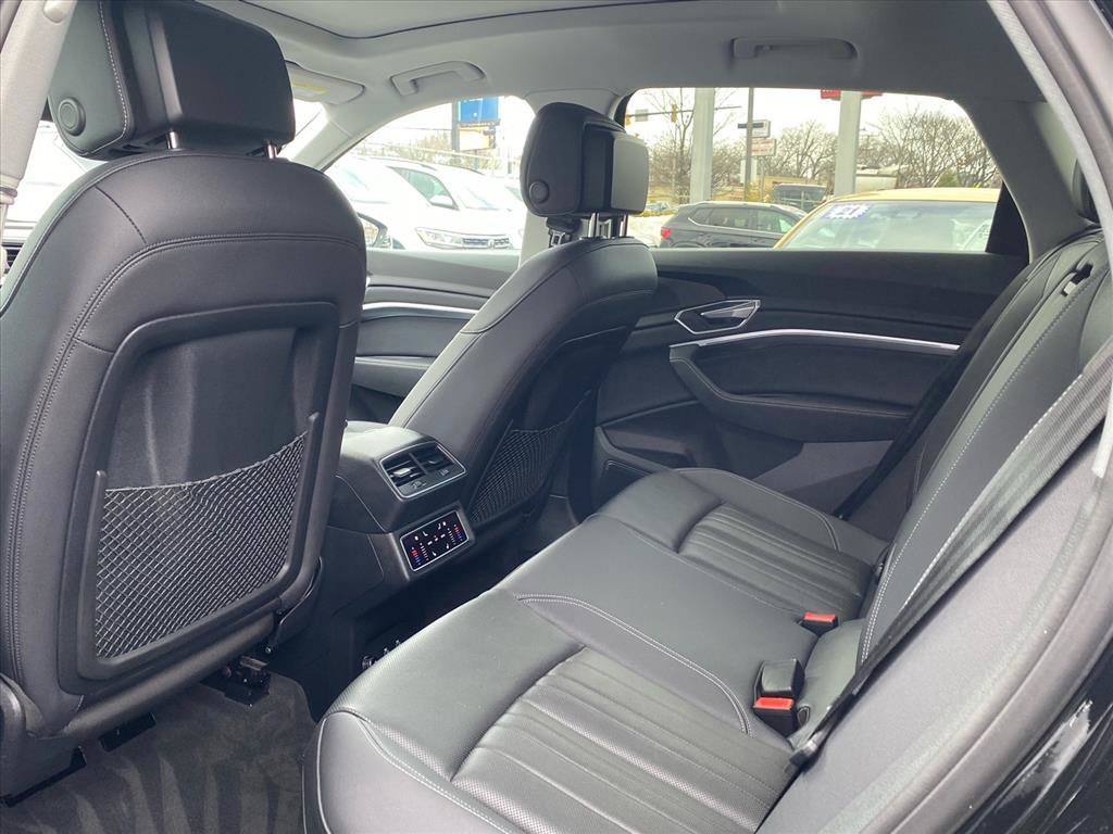 Used 2023 Audi e-tron Premium Plus w/ Premium Plus Package image 19