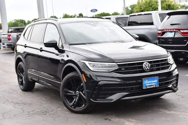 Used 2024 Volkswagen Tiguan SE R-Line AWD/4WD image 2