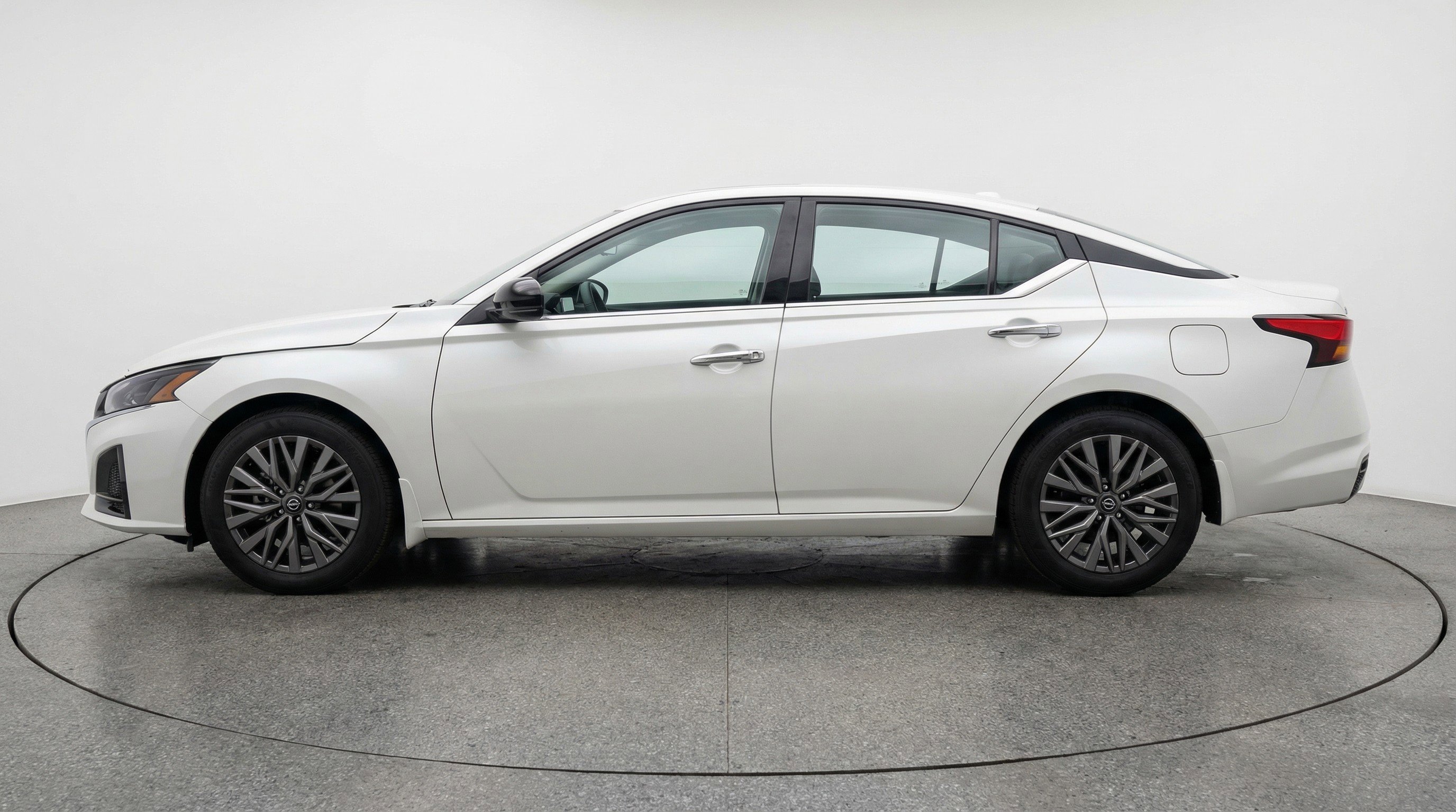 Used 2025 Nissan Altima 2.5 SV image 5