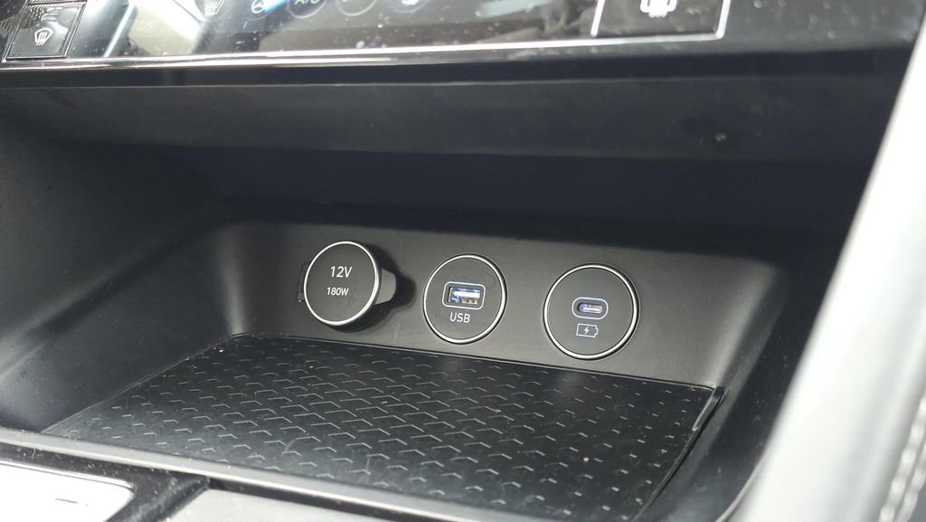 Used 2025 Genesis G70 2.5T image 32