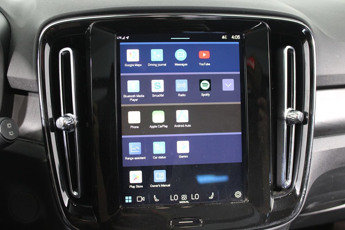 Used 2023 Volvo XC40 Recharge Plus w/ Protection Package Premier AWD/4WD image 17