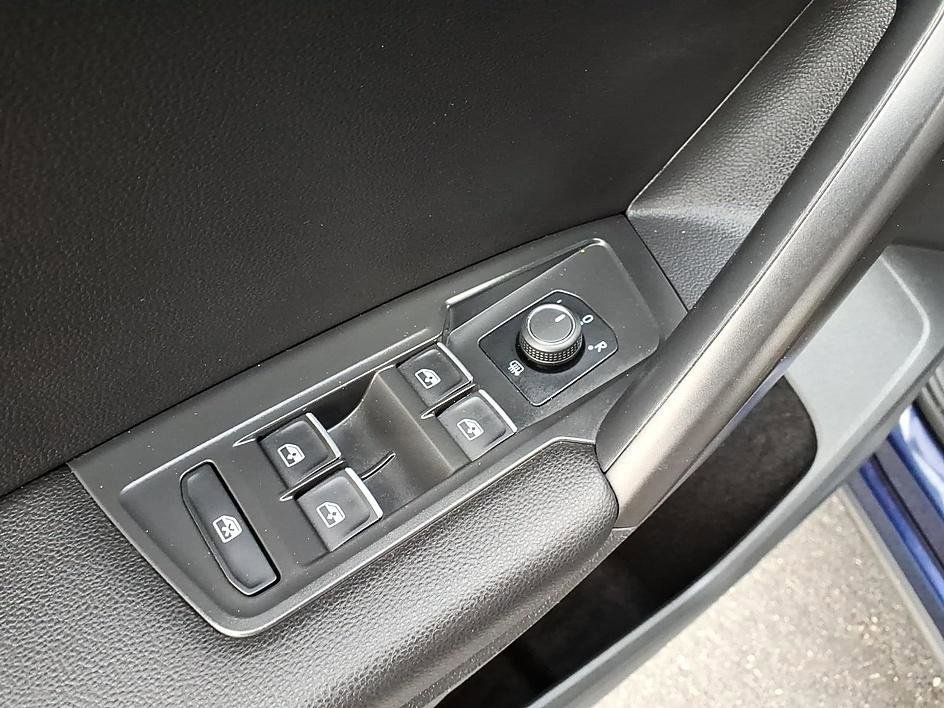 Used 2021 Volkswagen Tiguan SE image 12