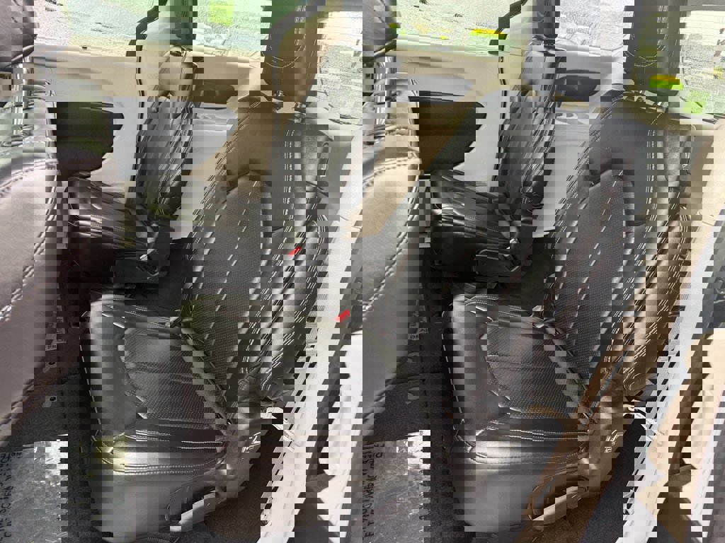 Used 2023 Chrysler Pacifica Touring-L image 14