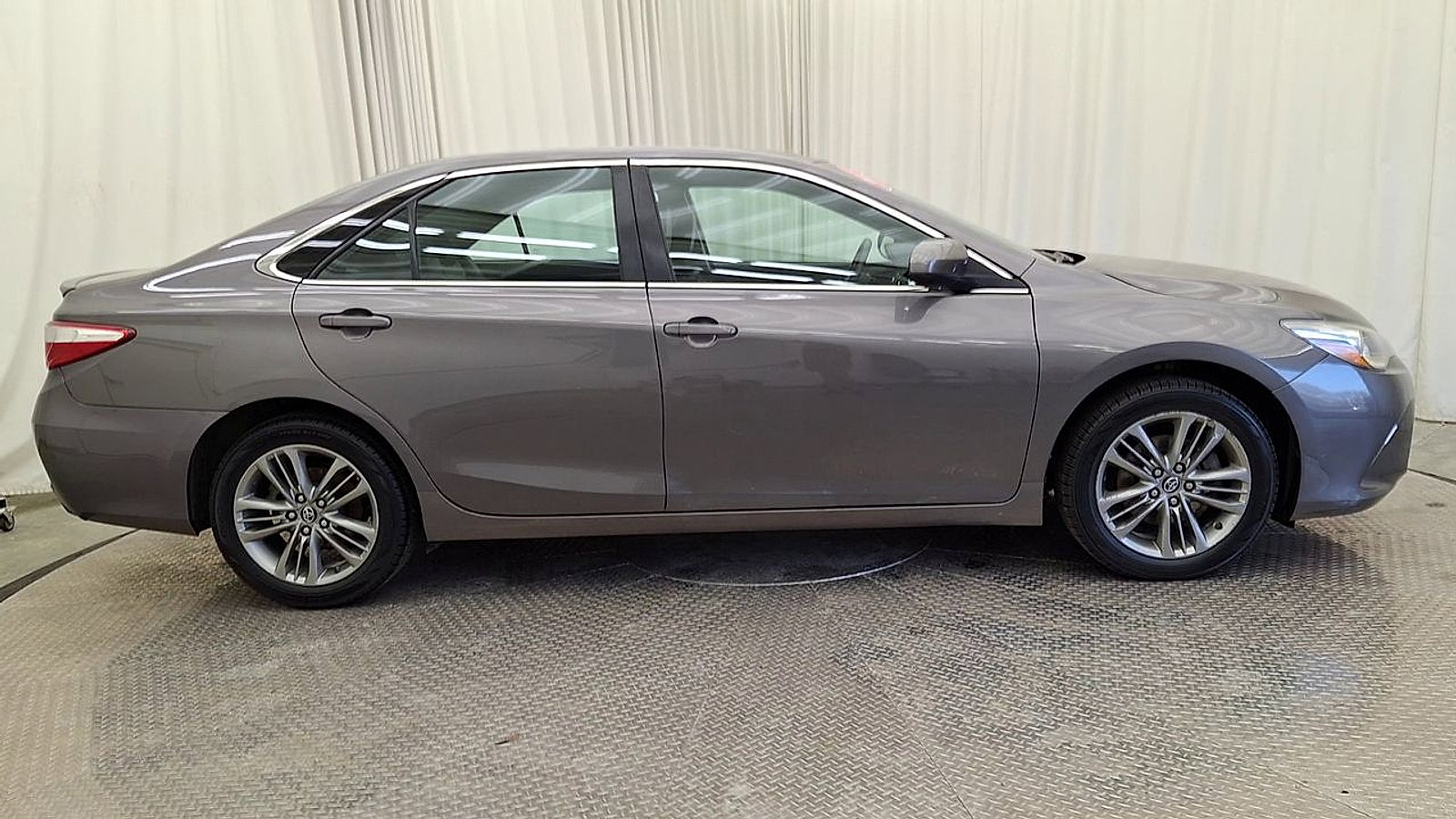 Used 2017 Toyota Camry SE w/ Moonroof Package image 4