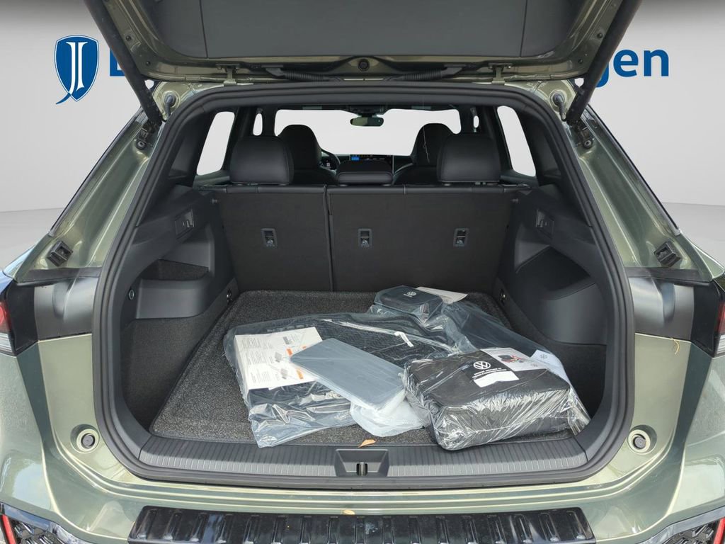 New 2026 Volkswagen Tiguan SE R-Line image 17
