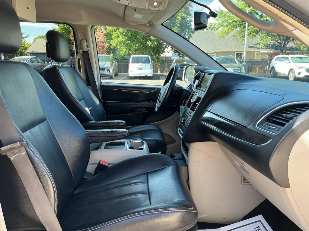 Used 2016 Chrysler Town & Country Touring FWD image 26
