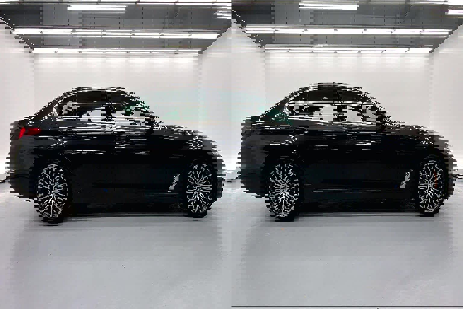 Used 2021 BMW 530e w/ Premium Package image 5