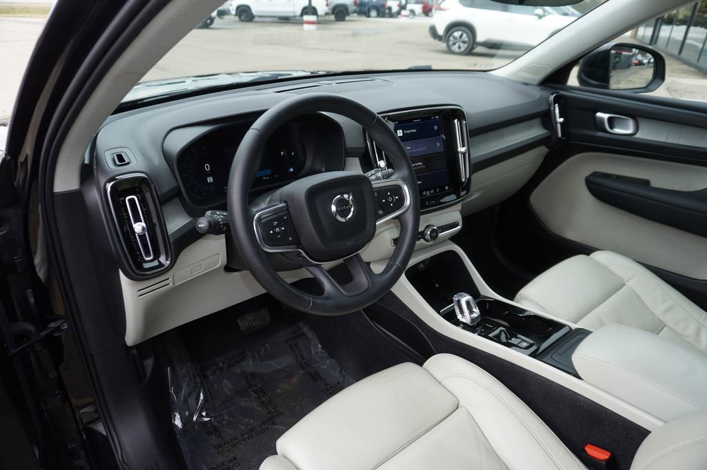 Used 2023 Volvo XC40 B5 Plus image 24